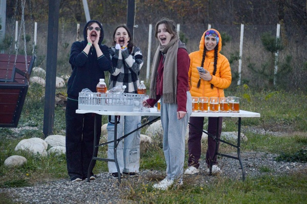 3 мая под занавес мероприятия на озере Севан пройдет классическая Пивная миля!

Правила:
1. Выпил 0,33 пива
2. Пробежал 400 метров 
3. Выпил 0,33 пива, опять пробежал.
Так повторяем 4 раз и получаем в ногах милю, внутри организма чуть больше литра пенного.

Забег с гарантировано счастливым финишем.

https://reg.russiarunning.com/event/wbu2026armenia