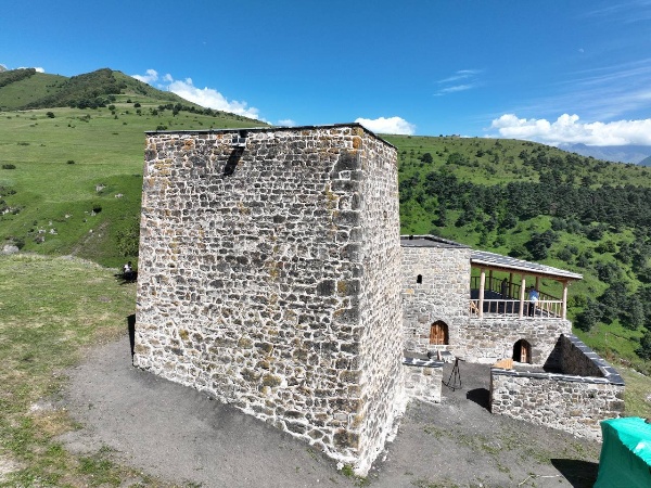 В Ингушетии завершены работы по восстановлению родового башенного комплекса рода Ахильговых «Гоуст», расположенного на склоне горы «Маьт-Лоам» в Джейрахском районе. 

Глава республики Махмуд-Али Калиматов и основатель фонда «Возрождение» Микаил Гуцериев лично посетили исторический памятник и оценили качество проведённой работы. 

Комплекс «Гоуст», состоящий из трех башен, объединенных каменным забором,  находился в полуразрушенном состоянии. 

Отсутствовали крыши и перекрытия, на стенах были трещины.  

Благодаря  фонду «Возрождение» комплекс «Гоуст» восстановлен и имеет свой первозданный вид. 

Теперь этот исторический памятник снова украшает горный пейзаж Ингушетии, являясь  наглядным примером бережного отношения к  культурному наследию республики.