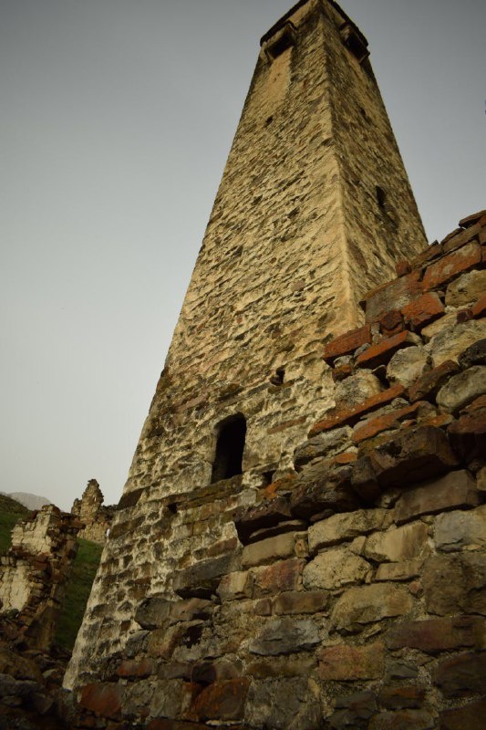 Сбор исторических архивных фотографий – непременная часть подготовительной работы «АСМ-Групп» к проекту реставрации. 
Архивные фотографии башен позволяют наиболее точно определить утраты; нередко помогают уточнить, какие именно постройки их окружали. 
Это позволяет подойти к проектированию как можно более точно, взвешенно, с позиций исторической достоверности.

Фотографы «АСМ-Групп» стараются повторить ракурсы таких фотографий, чтобы сравнительный анализ получился наиболее наглядным.
Но не всегда это возможно – как, например, в ситуации с боевой башней комплекса «Меллер».

Фотография 1903 года была сделала с довольно большого расстояния, башня прекрасно просматривается на всю высоту, без перспективных искажений. 
Сегодня же такой ракурс невозможен – из-за многочисленных оползней башня теперь находится недалеко от обрыва и фотофиксация возможна лишь с расстояния нескольких шагов от стен.