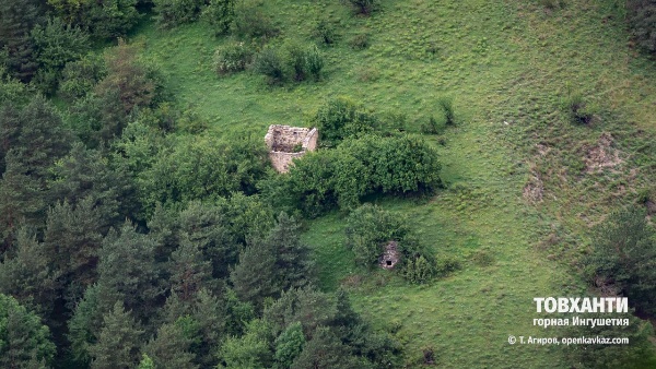 Башенная усадьба «Товханти» расположена напротив комплекса Меллери, на западном склоне горы. Она  состоит из 1 двухэтажной жилой башни "Зовр-г1ала", с восточной стороны  к которой пристроен дворик и одного ядрообразного мавзолея.

Высота башни около 5 метров, крыша отсутствует, ширина южной стены - 6 м., восточной - 8.5 м. Вход в башню расположен с восточной стороны и имеет сводчатые двери на оба этажа. Своды из цельных камней относительно хорошей сохранности.

Южная стена на втором этаже имеет 1 большое окно и 2 маленькие бойницы. Восточная стена имеет 2 арочные двери, 1 окно, 2 бойницы, одна из которых направлена на вход первого этажа.

У башни хорошо сохранились конструктивные детали:  оконные проёмы, ниши, бойницы, которые имеются на всех стенах объекта.
      
Особое значение для истории республики, на наш взгляд, представляет ядрообразный мавзолей, возведенный в конце 18 века и расположенный в 15 метрах южнее башни, он сохранился на всю высоту ( около 3 метров).  

Хочется привести одно интересное предание, которое записывается впервые со слов местных жителей.  Оно гласит, что усадьба появилась позже башни Меллер, также известно, что житель  башни покинул это место.
        
Далее, в этом предании повествуется о том, что владелец этой усадьбы, по окончании строительства  башни и мавзолея, собрал людей близлежащих сёл и продемонстрировал работу мастера. А посмотреть было на что: башня была очень красивой, со множеством бойниц, окон, ниш, а также сводчатых дверных проемов и других конструктивных элементов.

Также житель башни похвастался тем, что на своих землях он собирает по два урожая за год. Среди приглашенных был один незрячий старец из с.Меллер, которому не понравились успехи соседа и с целью выжить его с этих мест, он ему посоветовал обработать земли топленным маслом, для того, чтобы они приносили ему по три урожая за год.

Владелец усадьбы будучи очень  трудолюбивым и простодушным человеком, внял его совету и обработал свои земли маслом. В итоге, земля перестала приносить урожай и лишившись её, житель башни  был вынужден покинуть эти места, так как, раньше единственным источником пропитания была только земля.  И с тех пор, туда никто не заселялся.

Находится в границах территории Джейрахско-Ассинского музея-заповедника.