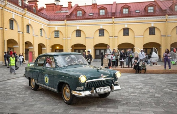 Уже в эту субботу, 18 мая, с 16.30 до 18.00 во дворе Никольских рядов будут принимать участников ралли на классических ретро автомобилях.

Mercedes 1935 года, Porsche 1982, Opel Admiral 1939, а также советские ретро автомобили заполнят внутренний двор  бывшего Никольского рынка, которому команда "АСМ Групп" отдала так много времени, сил и амбиций.