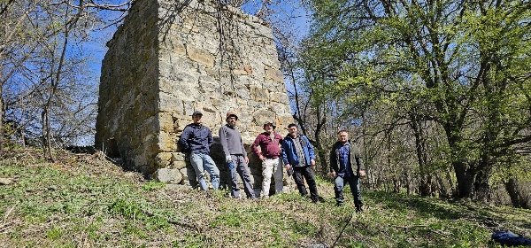 В рамках плановой научно-исследовательской работы сотрудники ГБУ «Аргунский музей-заповедник» организовали выездную экспедицию на территорию Ачхой-Мартановского района Чеченской Республики.

В процессе проведения плановой экспедиции специалисты музея — заповедника во главе с руководителем провели детальный осмотр, зафиксировали данные полученные в процессе изучения объектов обладающих признаками объектов культурного наследия.

По итогу на территории Ачхой-Мартановского района, общества Мержа было выявлено 21 объект:

3 склепа;

1 боевая башня;

1 полу боевая башня;

16 жилых башен.

А так же были проведены работы на территории хутора входящего в бывшее селение Нижние Гереты.
