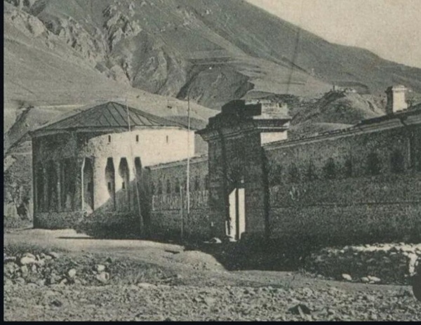 Уникальная фотография каменной крепости с  воротами и круглой башней с бойницами на месте прохода в горное ущелье Ингушетии со стороны Военно-грузинской дороги. На заднем плане вдалеке виден Башенный комплекс Фуртог с доминантой - боевой башней. Вчера специалисты "АСМ Групп" изучили место расположения крепости - видимых следов, после устройства современного поста и дорог - не выявлено.