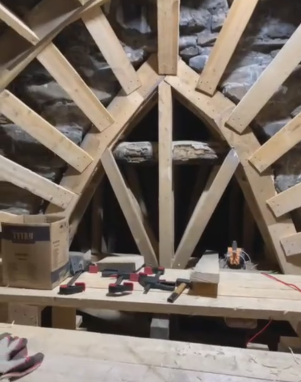 Продолжается монтаж временных деревянных конструкций силами лицензированной реставрационной компании "МК Рестстрой" на объекте культурного наследия федерального значения Храм "Тхаба Ерды" в горной Ингушетии. Конструкции необходимы для проведения археологических работ, намечаемых уже в сентябре.
