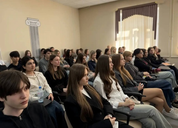 В Институте юриспруденции и инжиниринга прошло воспитательно-профилактическое мероприятие, посвящённое формированию у студентов устойчивого иммунитета к аддиктивному поведению. Участники обсудили психофизиологические причины зависимостей и серьёзные правовые последствия употребления запрещённых веществ.

Эксперты правоохранительных органов и специалисты по работе с зависимостями рассказали о реальных рисках, мифах и путях помощи, подчеркнув важность комплексной поддержки и осознанного выбора.

Такие встречи помогают студентам формировать ответственное отношение к своему будущему и делать выбор в пользу здоровой и безопасной жизни.