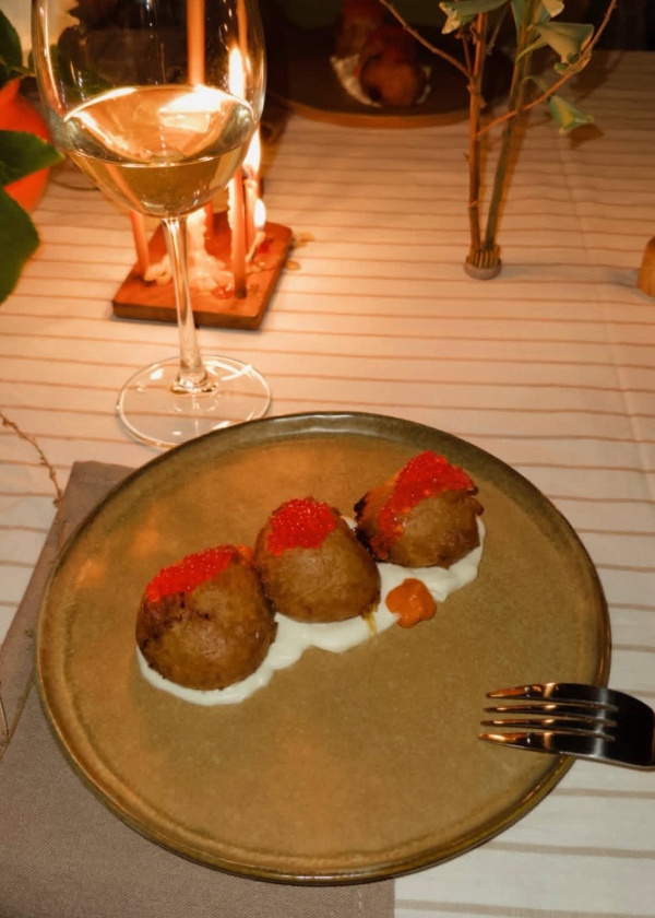 На «Мамисоне» состоится кулинарный мастер-класс в рамках «Мастерской медленной жизни». Его проведет Марина Козонова — шеф ресторанов Mercada Group («Хохаг», «Хидикус Аул»). Автор всех гастроужинов на Мамисоне. 

Марина Козонова постоянно пробует новое, загорается идеями и тут же превращает их в проекты. С ней кухня — это живой процесс, а не отработанный сценарий. В планах — тотальное замедление: работа с огнём, готовка в тишине, выбор качества вместо скорости. 

Каждый гость сварит своё авторское зелье — ягоды в отваре из горных трав. На улице на огне будет приготовлена форель. На десерт наполеон.