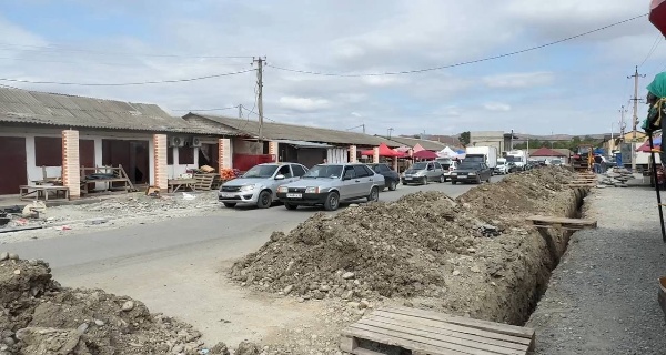 В Сунже на улице Выгонная полным ходом идет благоустройство территории, прилегающей к рынку.

Уже началось строительство тротуара протяженностью 160 метров и шириной 1,6 метра. Создается парковочная зона на 64 автоместа. Прокладывается ливневый канал. Идет реконструкция торговых объектов – меняют крыши и обновляют фасады.

Все работы проводятся по инициативе администрации силами собственников торговых объектов и планируется завершить до конца года.