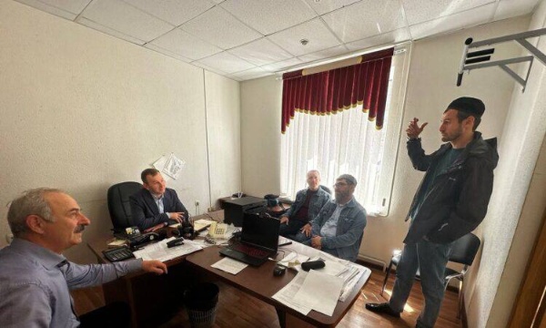 17 апреля 2024 года Уполномоченным по защите прав предпринимателей в Республике Ингушетия при поддержке администрации Джейрахского муниципального района проведен прием граждан.

Джейрахский район является туристическим центром Республики Ингушетия, на территории которого сосредоточены многочисленные памятники средневековой архитектуры.

В настоящее время властями региона принимаются меры по поддержке и стимулированию развития туристического кластера. Главой Республики Ингушетия М.М. Калиматовым дано поручение Уполномоченному уделять данному направлению особое внимание.
В ходе приема к бизнес-омбудсмену обратились граждане, работающие в туристической сфере, которые озвучили ряд вопросов и предложений, касающихся туристического бизнеса.

Зелимхан Дзауров поблагодарил администрацию района за оказанное содействие и отметил, что обозначенные гражданами вопросы и предложения в дальнейшем будут проработаны с профильными ассоциацией, министерствами и ведомствами.