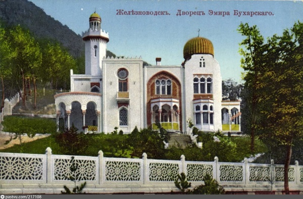 Всем хорошо известен Дом эмира Бухарского в Санкт-Петербурге, на Петроградской стороне.
А что вы знаете о Дворце эмира Бухарского в Железноводске?

На прошлой неделе волонтеры пятигорского "Том Соейер Феста" провели работы на майолике, созданной в 1909 году в мастерской Гельдвейн-Ваулина в Санкт-Петербурге, очистили и восстановили входной портал в этом дворце.

Как рассказали в соцсетях фестиваля, калитку делали из двух листов железа, а исторический узор вырезали лазером. Кроме того, волонтеры планируют создать реплики утраченных изразцов (керамической плитки, с помощью которой облицовывают печи, стены и камины).

Сам дворец эмира Бухарского сейчас тоже восстанавливают. Работы в нём обещают завершить в конце октября 2025 года.