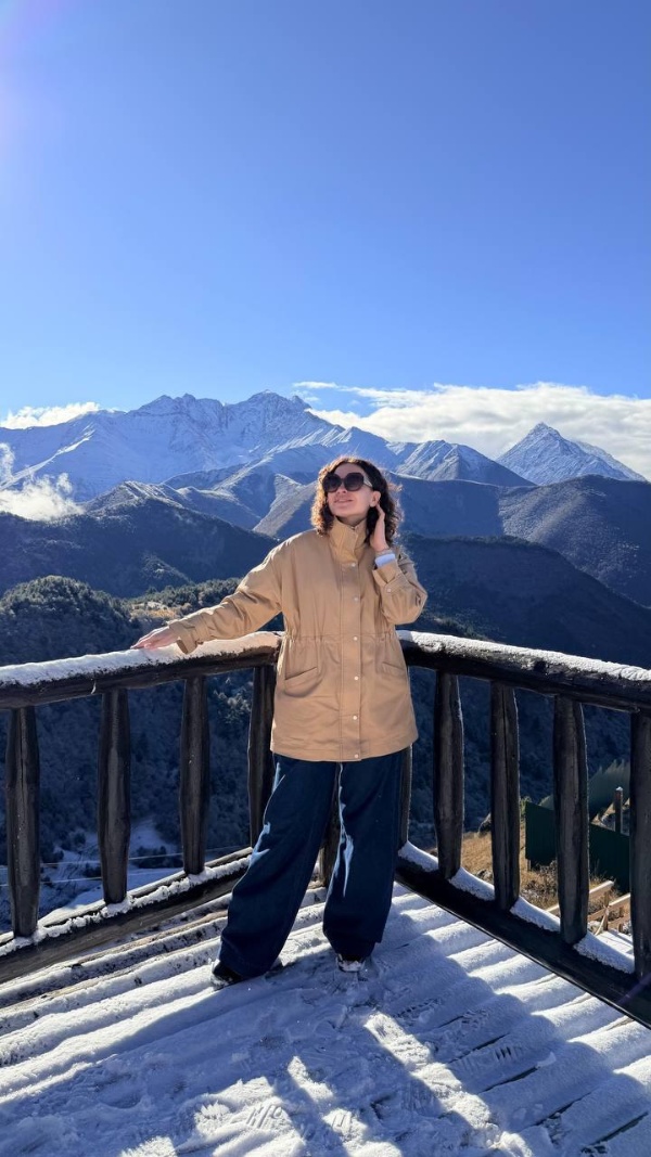 В Ингушетию теперь можно летать напрямую из Казани.

Авиакомпания UVT запустила рейсы в аэропорт «Магас» (г. Сунжа). По этому случаю в Ингушетию прилетели гости из Татарстана — представили Комитета по туризму РТ, авиакомпании UVT, журналисты и блогеры.

Гости поднимались на Башню Согласия в Магасе, сходили на выступление танцевального ансамбля «Ингушетия», конечно же, поехали в горы к ингушским башням, к Тхаба Ерды и другим памятникам архитектуры. Также блогеры побывали на Цейлоамском перевале и у Ляжгинского водопада. 

29 октября гости побывали в «Армхи», откуда любовались видом на горы и пробовали блюда ингушской кухни в ресторане «Эрзи».