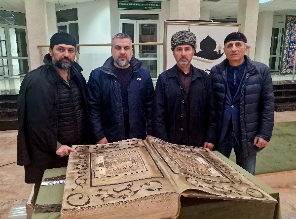 В Национальной библиотеке Чеченской Республики им. А. А. Айдамирова состоялась выставка на тему: «В мире священного Корана». Были представлены более 70 Коранов и коранических текстов, датируемых концом XVII в.

Они происходят из разных уголков мира и большая часть из них взята из собраний частных коллекционеров.
Сотрудники ГБУ «Аргунсий музей-заповедник» не остались в стороне и посетили мероприятие.

Стоит отметить, что оно приурочено к Году истории, исторических памятников, архитектуры и культурного наследия чеченского народа, и является данью уважения к священным текстам Ислама.