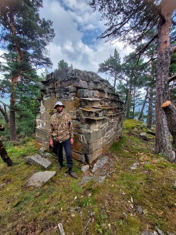 В рамках плана работы по визуальному осмотру технического состояния объектов культурного наследия, сотрудниками Джейрахско-Ассинского музея-заповедника совместно с представителями тейпа Гаппархоевых , была совершена инспекционная поездка к архитектурному комплексу «Гаппи» и к храму-святилищу «Гурмте».

Гаппи - башенный поселок замкового типа у вершины горного хребта, который возвышается над речкой Кяхк-Хи, в ущелье Мужиг, граничащим с Тумгойским ущельем, в нескольких километрах от границы с Грузией. Состоит из пятиэтажной боевой башни, шести полуразрушенных жилых башенных строений, объединенных посредством протяженной каменной оборонительной стены в единый замковый комплекс.

В полутора километрах от Гаппи на вершине лесистой горы расположен гаппинский храм-святилище Гурмте, предположительно датированный XVI—XVII веками. Вплоть до начала XX столетия жителями всей округи здесь совершались моления и жертвоприношения. В наши дни храм очень редко посещаем, и обладает хорошей сохранностью.  На скальном полу храма разбросаны черепа животных и остатки утвари.

Его обнаружил исследователь кавказских ландшафтов Л.П. Семенов и удивил своей находкой научный мир. Небольшой, всего лишь двенадцать квадратов, храм стоял особняком в сосновом лесу на одном из склонов гористого хребта. От посторонних взглядов его укрывали вековые вечнозеленые деревья, которые прятали святилище несколько веков.

Войти в древний ингушский храм можно с западной полукруглой стороны. Внутри помещение достаточно высокое – потолки до трех метров, и светлое – под двускатной кровлей несколько прямоугольных окон. Хорошо сохранилась и внутренняя отделка, на алтарной стене по сей день виднеется белая штукатурка, а декорированные камнем углубления, очевидно, выполняли роль полок-хранилищ. На полу исследователи обнаружили останки животных и элементы утвари. Из чего сделан вывод: храм был предназначен для жертвоприношений.

Занявшись вплотную исследованием Гаппи, ученым удалось выяснить, что древнее ингушское село славилось своими мастерами-умельцами. Здесь было широко развито искусство росписи по дереву и изготовление различных предметов из разных пород местной древесины, умели обрабатывать рога и кости копытных животных, превращая их в предметы утвари, национальные аксессуары и украшения.

Хорошую сохранность памятника отмечает и археолог Умалат Гадиев: «Святилище Гурмте относительно хорошо сохранилось. Можно сказать, что памятник не сильно изменился в своих основных формах за последние сто лет. Причиной тому, на мой взгляд, является его удаленность и труднодоступность». Единственная опасность, которая угрожает сохранности памятника, по мнению исследователя – это сосны, которые произрастают вблизи памятника. «Кстати, о негативном воздействии сосен на святилище Гурмте писал еще археолог Л.П. Семенов по материалам полевых работ 1930 г.».

Тут надо оговориться, что со слов участника ИГО «Дзурдзуки» Якуба Гогиева, дерево все-таки успело нанести вред памятнику: «… Храм хоть и уберегся от человека, а вот естественная природа чуть не взяла свое - огромное сухое дерево накренилось и достаточно серьезно повредило крышу. К счастью, ребята, которые обучаются в реставрационной школе, срубили это дерево и очистили верхнюю кровлю храма от веток» - отмечается на странице активистов.

Пользуясь случаем, выражаем им огромную благодарность за проведенную работу на пути сохранения нашей истории.

В свою очередь, сотрудники музея-заповедника совершили тщательный обход храма, зафиксировали все визуальные изменения, произвели обмеры и фотофиксацию. По этим материалам будут составлены акты технического состояния объекта культурного наследия и направлены в вышестоящие организации.
