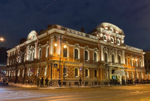 Сегодня с 20.00 в главном зале "Особняка Мясникова" на улице Восстания, 45 в Петербурге - специальная вечеринка.

"Призраки усадьбы Блай" - сериал Майка Флэнагана, в основе сюжета мистико-психологическая повесть "Поворот винта" от Генри Джеймса. Перед просмотром - хэллоуинский фуршет с закусками из тыквы и тематическими десертами.

Праздничное мероприятие - от хозяйки особняка, а проект его реставрации - от "АСМ".