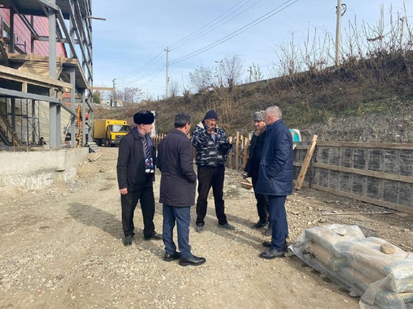 Партдесант «Единой России» в Назрановском районе провел инспекционный выезд для проверки хода работ по строительству физкультурно-оздоровительного комплекса (ФОКа) в с. п. Барсуки в рамках реализации Народной программы партии. 

В выезде приняли участие секретарь местного отделения партии Амиран Измайлов, председатель районного совета депутатов Назрановского района Идрис Экажев и депутаты райсовета от фракции «Единой России».

Согласно текущему графику, сдача объекта запланирована до конца текущего года. Проект, помимо основного здания, включает котельную, дизельную электростанцию, комплектную трансформаторную подстанцию и очистные сооружения.

Кроме того, проектом предусмотрено благоустройство и озеленение прилегающей территории, а с южной стороны будет организована парковка для легковых автомобилей, вмещающая 14 машиномест. Продольные уклоны проездов и пешеходных дорожек обеспечивают доступность для маломобильных групп населения. Три входа в здание имеют пандусы с ограждениями и поручнями. Также на парковке выделено 10% мест для автомобилей инвалидов с соответствующими размеченными символами.

Этот комплекс не только станет новым местом для занятий спортом и физкультуры, но и обеспечит доступность спортивных услуг для всех жителей района, включая людей с ограниченными возможностями.