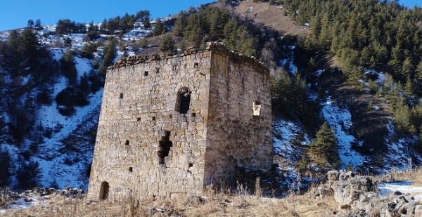 В восточной части Гулойхийского ущелья Джейрахского района, в пограничной зоне, находятся небольшие малоизвестные, редко посещаемые средневековые башенные поселения «Агутыр», «Кашети», «Гвези», «Оасег».

Агутыр находится в 1 км юго-восточнее комплекса Мухул, в составе комплекса имеются жилые башни с пристройками. Одна из башен расположена в 400 метрах к северо-востоку от основной группы построек. На их стенах можно найти петроглифы. Недалеко от поселка расположены два мусульманских кладбища с мавзолеями.

Кашети расположен в 400 метрах юго-западнее комплекса Агутыр.  Тут сохранились 5 полуразрушенных жилых башен с различными пристройками. Одна из жилых башен расположена в 450 метрах к северу от Кашети, в 500 метрах от Мухула, и, вероятно, была обособленной усадьбой. В черте поселка Кашети находятся две полуруинированные наземные коллективные склеповые усыпальницы, мусульманское кладбище, а также столпообразное святилище.

Согласно переписи населения 1863-1864 гг. в селениях проживали представители фамилий, относящие себя к Цоринскому обществу.

Гвези – башенный поселок в 400 метрах юго-восточнее Кашети. Лишь одна жилая башня комплекса сохранилась на высоту одного этажа, остальные постройки находятся в разрушенном состоянии. В черте поселка располагаются пять подземных коллективных склеповых гробниц и некрополь из каменноящичных захоронений. Комплекс расположен на крутом горном склоне.

По данным переписи населения 1926 года в комплексе было отмечено 1 крестьянское хозяйство и 7 человек населения.

Оасег расположен в 500 метрах севернее Цори, прямо у автодороги. В прошлом комплекс имел 6 жилых башен высотой до трех этажей, с разнообразными пристройками, которые вместе с каменной оборонительной стеной составляли единый замковый комплекс периода позднего средневековья. Рядом высились две башнеобразные наземные коллективные склеповые усыпальницы. К нашим дням сохранилась лишь одна жилая башня. По предварительным итогам Всесоюзной переписи населения 1926 года в селении было зафиксировано 2 крестьянских хозяйства и 11 человек населения обоего пола.  

Материал подготовлен в целях защиты, сохранения и популяризации объектов культурного наследия республики Ингушетия (Агиров Т. «Горная Ингушетия»; посемейные списки населенных пунктов Ингушского округа Терской области 1863-1864 гг.; полевой материал).    