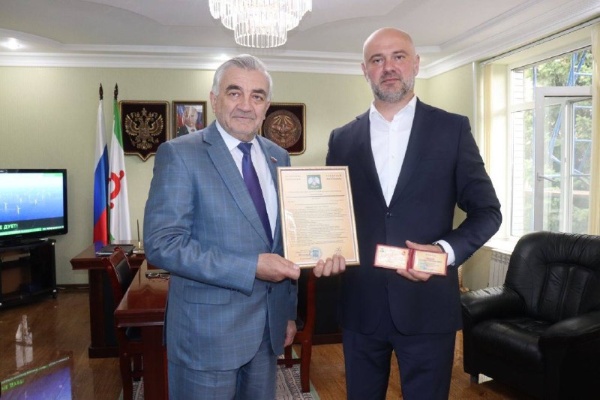 В Администрации Назрани вручили муниципальные награды.

Городской совет депутатов отметил почетным знаком «За особые заслуги перед г. Назрань» сотрудников, которые своим трудом и преданностью делу заслужили уважение и признание. 

Среди награжденных:

Руслан Оздоев, Глава г. Назрань. 

Юсуп Богатырев, Председатель Городского совета депутатов.

Милана Мархиева, Заместитель главы Назрани.

Магомет Аушев, Председатель Контрольно-счетного органа г. Назрань.

Луиза Парчиева, Управляющая делами Городского совета депутатов.

Также были вручены награды:

Знак отличия «За многолетний безупречный труд и службу городу Назрань» — Любовь Хасановне Оздоевой, главной медицинской сестре ИРКБ им. А. О. Ахушкова. 

Звание «Почетный работник органа местного самоуправления МО «Городской округ г. Назрань» — Махмуду Оздоеву, Главе Насыр-Кортского административного округа.

Звание «Лучший молодой муниципальный служащий г. Назрань» — Жамиле Ганиевой, главному специалисту экономического отдела. 