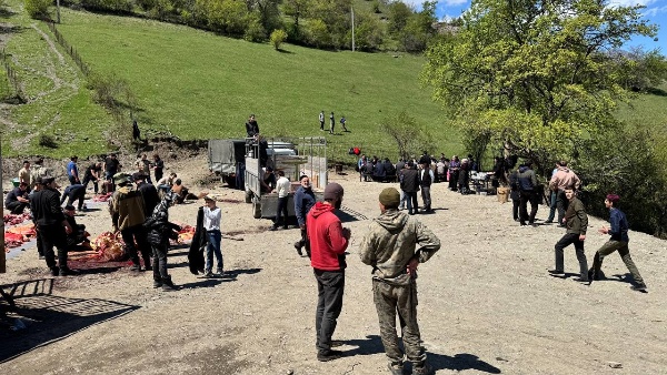 Сегодня   в сельском поселении Джейрах прошел  религиозный обряд "Саг1а". В мероприятии приняли участие более сотни человек, среди которых были  жители с.п. Джейрах, с. Армхи, с. Эзми, с. Чми и с. Тамариани. 

Более 1 500   килограмм  мяса  раздали за погибших палестинцев и тех,  кто прямо сейчас находится в тяжелом положении и борется за свою жизнь.