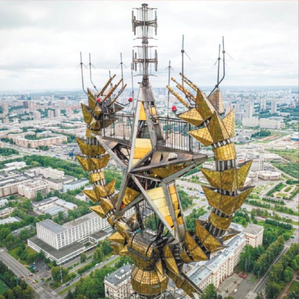 Продолжаются реставрационные работы при участии "АСМ Групп" на главном шпиле, увенчанном звездой, главного здания Московского государственного университета на Воробьевых горах.

Интересно, что изначально в проекте архитектора Льва Руднева, был изображён не шпиль со звездой, а скульптура. Это могла быть статуя Иосифа Сталина, Владимира Ленина или Михаила Ломоносова высотой около 40 метров. 

Ну раз не сделали статую, лазаем вокруг звезды на высоте 240 метров.