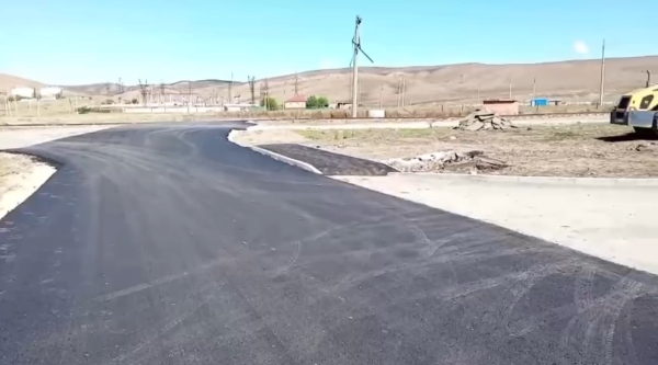 В Сунже завершено благоустройство территории у физкультурно-оздоровительного комплекса на улице Фестивальная . 

Глава города Аслан Умаров и председатель городского совета Ингисхан Оздоев осмотрели результаты работ.

В рамках проекта заасфальтирована дорога протяженностью 150 метров и шириной 6 метров, а также построен пешеходный тротуар длиной 100 метров и шириной 1,6 метра.

Аслан Умаров отметил, что благоустройство улучшит инфраструктуру района и повысит комфорт жителей.

Новая дорога сделает более доступной спортивную площадку, построенную на этой территории в 2024 году, что особенно важно для молодежи.