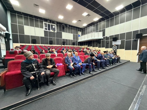 24 января в Центре культурного развития г. Магас состоялся премьерный показ историко-документального фильма Башира Гатагажева «Двенадцатиградие».

Этот проект стал результатом многолетней исследовательской работы учёных Ингушетии.

В мероприятии принимали участие  Руководитель Комитета государственной охраны объектов культурного наследия Кодзоев Т. У., и.о. директора Джейрахско-Ассинского музея-заповедника Ахметхан Сампиев, а также историки, общественные деятели, исследователи, преподаватели вузов, работники учреждений культуры и др.

Фильм «Двенадцатиградие» посвящен  истории Ингушетии, древнему ингушскому храму «Тхаба-Ерды» и воссозданным историческим объектам – 12 тронам, установленных возле храма летом прошлого года. В картине детально изложен материал, собранный за годы исследований, который раскрывает особенности общественного устройства и ценности, передаваемые из поколения в поколение на протяжении веков.