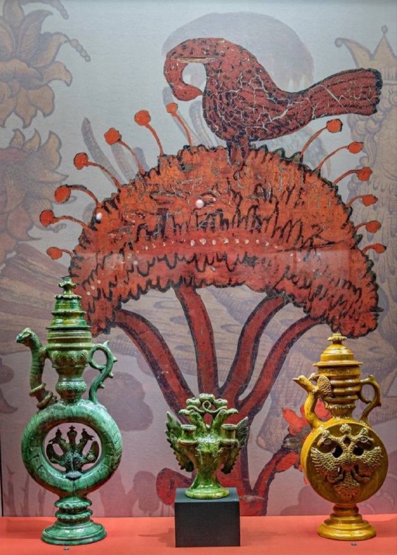 В Историческом музее открылась роскошная выставка, посвященная работам скопинских мастеров XIX века.

Более 80 произведений представлены в Кабинете председателя в Главном здании Исторического музея. Уникальные фигурные сосуды, подсвечники, скульптуры и изразцы, вдохновленные народным фольклором собраны в три основных раздела выставки.

Керамисты Скопина черпали свое вдохновение из народных сказаний и переносили любимые образы в пластические формы керамики, где мифические персонажи соседствуют с животными и людьми. 

Центр художественной керамики возник в Скопине рязанской губернии в 1860-е годы и существовал до 1917 года.