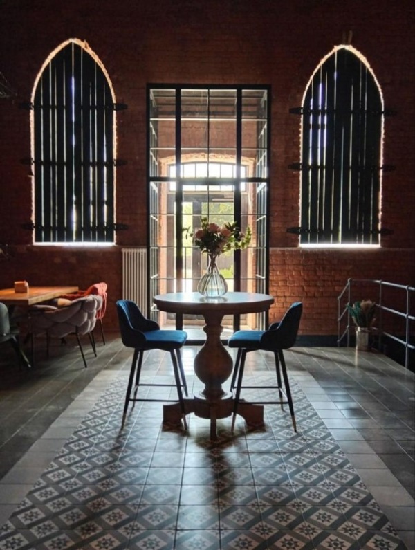 В городе Бузулук Оренбургской области в здании бывшей водозаборной станции 1904 года, открылся ресторан "Берега" - пример бережной работы с объектом культурного наследия. 

Кроме реставрации самого здания, воссоздана булыжная мостовая, а также оконные и дверные заполнения. В интерьеры ресторана добавлен местный контекст - одну из стен украшают копии артефактов Бузулукского общества водоснабжения. Новые пристройки к зданию выполнены без попытки придания "историчности" - честный лофт с фальцевой крышей и открытыми конструкциями.