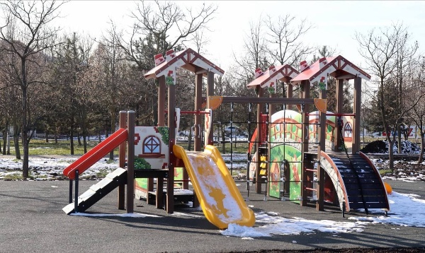 В Назрани открылись новые детские площадки.

В городе появилось больше современных и безопасных мест для детского отдыха:

Парк им. К. Мальсагова — игровой комплекс с возрастными зонами, скамейками и безопасным покрытием.

Зона городского пруда — новая площадка, построенная в рамках федерального конкурса «Малые города и исторические поселения».

Также проведён ремонт одной из существующих площадок.