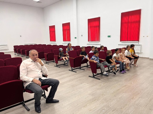 13 августа 2025 года сотрудники Дома культуры села Ляжги провели важную профилактическую встречу с жителями на тему «Как победить коррупцию». 

Участники узнали о сути и видах коррупции, обсудили её негативные последствия для общества и экономики региона. 

Организаторами была представлена информация о исторических и современных мерах борьбы с данным социальным злом, а также разъяснён механизм привлечения виновных лиц к уголовной ответственности за коррупционные деяния. Встреча стала значимым событием в формировании правовой культуры жителей и укреплении гражданской позиции местного сообщества.