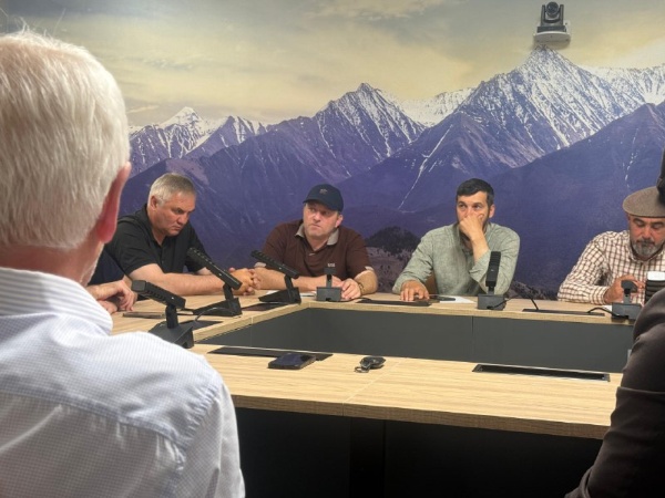 20 июня в Магасе состоялось первое заседание по вопросу сохранения культурного наследия республики, организованное представителем благотворительного фонда «Возрождение».   

В мероприятии принимали участие: руководитель Комитета государственной охраны объектов культурного наследия Кодзоев Т.У., и.о. директора Джейрахско-Ассинского музея-заповедника Сампиев А.А., руководители подрядных организаций, генеральный директор комплексных архитектурных и реставрационных проектов ООО «АСМ ГРУПП» Михайлов А.Г., общественные деятели и др.  

Задача участников встречи заключалась в том, чтобы обсудить ход работ, обменяться профессиональным опытом и передать друг другу ценные знания и умения, которые они приобрели в процессе работы.

Также обсуждали соблюдение сроков, проверка соответствия работ проекту, контроль за технологией, приведение в надлежащее санитарное состояние территории комплекса и его благоустройство. 

Прошедшее первое заседание было ознакомительным, в  ходе которого участники мероприятия смогли узнать друг друга. Они определили, кто будет вовлечён в проект, в каком формате и где будут проходить последующие встречи. Эти встречи запланированы на еженедельной основе. Также был разработан план совместной работы, который, как мы надеемся, принесёт пользу нашей республике.
