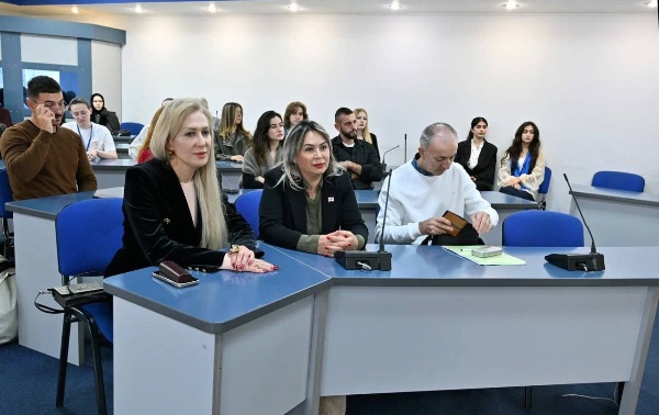 Настал четвертый день Осенней школы – день греческой культуры.

Участники посетили лекцию и узнали о культурном обмене между Понтийскими греками и русским народом, познакомились с программами изучения греческого языка, культурными мероприятиями и исследовательскими проектами, способствующими сохранению и развитию греческого наследия на Кавказе. 

День греческой культуры погрузил в атмосферу греческой духовности, традиций и гостеприимства, подарив ощущение связи времён и народов