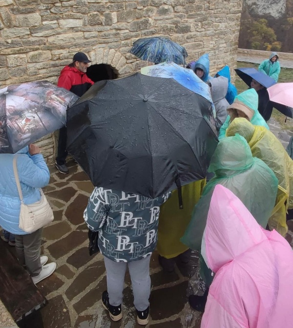 В рамках туристической программы была проведена экскурсия для группы туристов в одно из самых самобытных и исторически значимых мест Чеченской Республики — селение Хой.

Участники посетили древний башенный комплекс, познакомились с архитектурными особенностями и историей поселения. Гости также осмотрели смотровые площадки, откуда открываются живописные виды на горные долины, и узнали больше о культурном наследии горных народов.