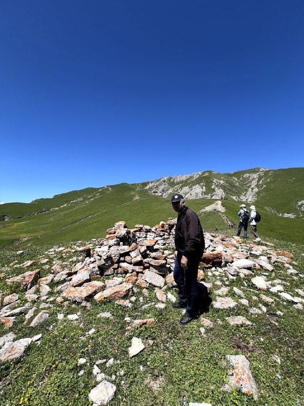 В рамках плана работы-мониторинга состояния  объектов культурного наследия, расположенных на территории Джейрахского района Республики Ингушетия, и.о. директором ГКУ «Джейрахско-Ассинский государственный историко-архитектурный и природный музей-заповедник» Ахмедханом Сампиевым был совершен обход храма-святилища «Мят-Сели».

Храм-святилище  «Мят-Сели» - постройка прямоугольного типа,  находится на площадке Столовой горы на высоте около 3000 метров. Постройка обычного типа. В плане прямоугольник; восточная и западная стены по 3,59 м, северная и южная по 6,98 м, высота до конька 4,92 м, высота продольных стен до первых плиток 1,77 м. Особенности святилища являются две двери, расположенные в западной восточной стенах; ширина дверей 0,70 м, высота 1,80 м. Над дверьми по одному узкому окну. Продольные стены слегка наклонены во внутрь. Крыша двухскатная, состоит из двенадцати ступеней. Данный памятник в прошлом почитался местным населением окрестных районов.

На горе Мят-Лоам, помимо описываемого, находились еще два храма-святилища, построенные, по свидетельствам многих историков, в XII-XV вв. Одно из святилищ — «Сусон-Дяла» («Покровитель благородных женщин») — было расположено на северной части, а другое «Мяттыр-Дяла» («Местный бог») находилось на восточной стороне горы, к сегодняшнему дню оба памятника разрушены. А Мятсели расположено на южной площадке горы.

В ходе проведенного визуального осмотра, несмотря на то, что памятник сохранился на всю высоту, состояние его можно оценить, скорее всего, как неудовлетворительное: кладка стен рассечена трещинами, скальное основание размыто и выветрено, прослеживается выдвижение камней кладки наружу. Требуются ремонтно-восстановительные работы.

По данному факту будут составлены акты осмотра объекта (с приложением фотоматериалов) и направлены в Комитет государственной охраны объектов культурного наследия Ингушетии.

Храм-святилище  «Мят-Сели» является объектом культурного наследия федерального значения, находится в ведении и границах территории Джейрахско-Ассинского государственного историко-архитектурного и природного музея-заповедника, подлежит государственной охране.
