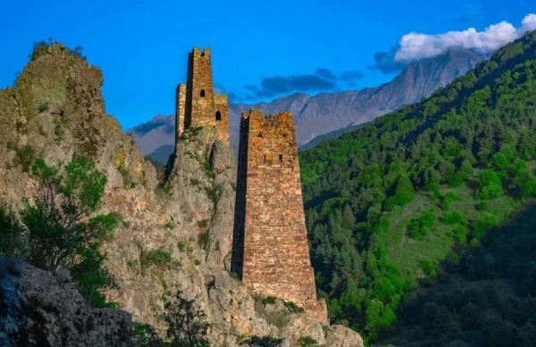 Специалисты "АСМ Групп" на днях отсняли с дронов сегодняшнее состояние скальных пород и башен уникальнейшего комплекса "Вовнушки" в горной Ингушетии. 

Результаты новых полетов были совмещены с результатами полетов двухлетней давности. Наложение материалов показало, что новых видимых трещин не появилось, старые трещины находятся практически без изменений. Уже многолетнее аварийное состояние Башенного комплекса "Вовнушки" вызывает серьезные опасения, необходимо срочное проведение противоаварийных работ с фиксацией и укреплением башен и скального основания.