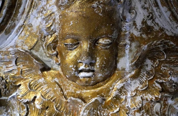 В каре Смольного монастыря продолжаются реставрационные работы. Две церкви - Захарии и Елизаветы и Александра Невского - уже полностью отреставрировали в 2021 году. Сейчас основные силы брошены на Церковь Святой Екатерины, - внутри найдена старинная отделка. Работы планируют закончить к 2027 году.

Одновременно с этим ремонтируют корпус с башней - снаружи его уже привели в порядок, а теперь занимаются внутренними помещениями. Там обнаружено, что у здания нет своей внешней стены, оно просто примыкает к забору. Эту историческую особенность планируется сохранить.

По материалам КГИОП СПб.