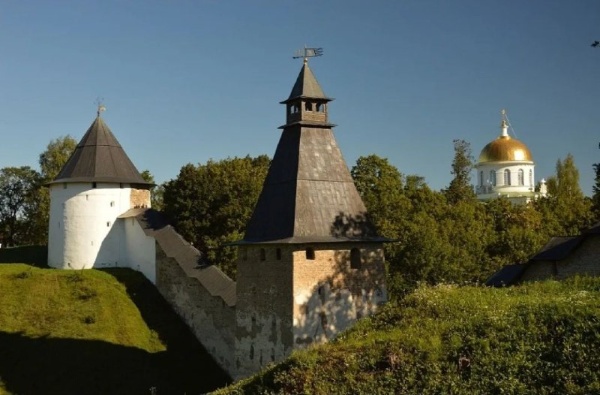 На прошлой неделе состоялась официальная приемка реставрационных работ на объекте культурного наследия федерального значения "Башня Верхних решеток" на территории Псково-Печерского монастыря. Уважаемая комиссия приняла объект без замечаний.

Именно на этом объекте несколько лет назад, в рамках проведения исследовательских работ, специалисты "АСМ Групп" обнаружили уникальные рисунки по штукатурке, выполненные стрельцами петровского времени, охранявшими башню.