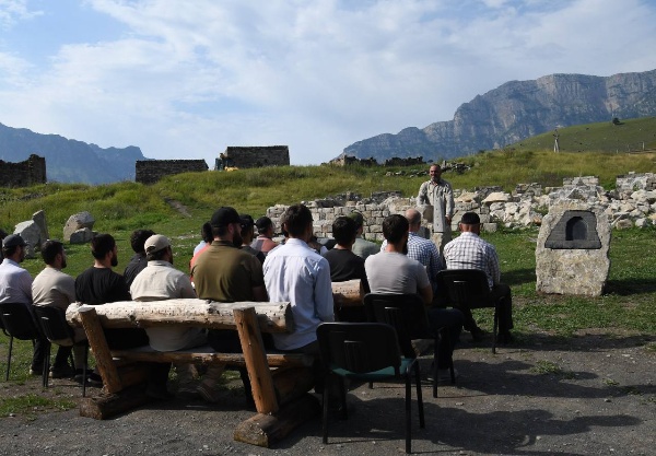 В Джейрахском районе, на территории историко-архитектурного комплекса «Нижний Пуй», состоялся четвёртый выпуск уникальной школы «Наследие». 

В течение 3-4 месяцев, молодые специалисты обучаются старинным технологиям реставрации. 

Программа включает археологию, технику «сухой кладки», этнографию, международное право ЮНЕСКО и, конечно, практику – каждый выпускник возводит каменную стену не менее 1×1 метра.

Проект реализован при поддержке фонда «САФМАР» Микаила Гуцериева и Главы Ингушетии Махмуда-Али Калиматова.