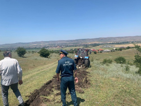В Назрановском районе Ингушетии провели противопожарную опашку населенных пунктов, особенно вокруг пастбищ в Яндаре. 

Созданы минерализованные полосы, чтобы предотвратить распространение огня. 

Это сделано по предписанию, выданному местным властям для устранения нарушений в подготовке к пожароопасному сезону. 

Также установлены информационные баннеры с призывами к соблюдению правил пожарной безопасности.