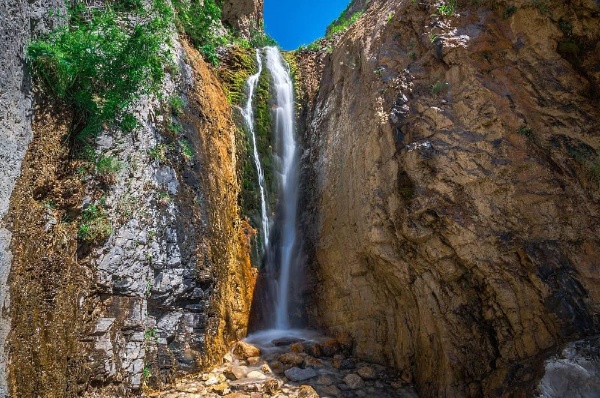 Фуртоугский водопад, также известный как водопад имени Д. Менделеева. Расположен в начале Джейрахского ущелья.

Великий ученый бывал здесь в 1880 году во главе геологической экспедиции. Занимаясь проблемами добычи нефти и её переработки, Д. Менделеев совершал поездки на Кавказ. Во время одной из них он был принят своим учеником и соратником, состоявшим на государственной службе, — старшим советником Саадулой Ахриевым в селении Фуртоуг.

Водопад находится в получасе езды от курорта «Армхи» и гости могут посетить его и другие достопримечательности, воспользовавшись услугами экскурсий.
