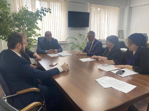 Сегодня, 22 октября 2024 года, в Ингушском научно-исследовательском институте гуманитарных наук им. Ч. Э. Ахриева  прошла встреча сотрудников ГБУ «ИнгНИИ»  с директором ГКУ «Джейрахско-Ассинский музей-заповедник» -  Сампиевым Ахмедханом Алихановичем.

На заседании присутствовали: директор  ГБУ «ИнгНИИ» - Оздоев Джамбулат Эдалгиреевич; заместитель директора по научной работе – Дзарахова Зейнеп Магомет-Тагировна; заместитель директора по общим вопросам – Долаков Анзор Курейшевич; Ученый секретарь - Агиева Лемка Тугановна;  редактор - Хайрова Хадижат Резвановна.

На встрече обсуждалась организация выставок на Межрегиональной научно-практической конференции «Национально-государственные образования и республики в России: от истории к современности», посвященной 100-летию образования Республики Ингушетия. 

Планируется организовать и провести выставку картинной галереи художника С. А. Гадаборшева, фотовыставку Т. Агирова «Средневековая архитектура горной Ингушетии», выставку ковров «Войлочная летопись ингушей», также для участников конференции будет организована экскурсия по горной Ингушетии.