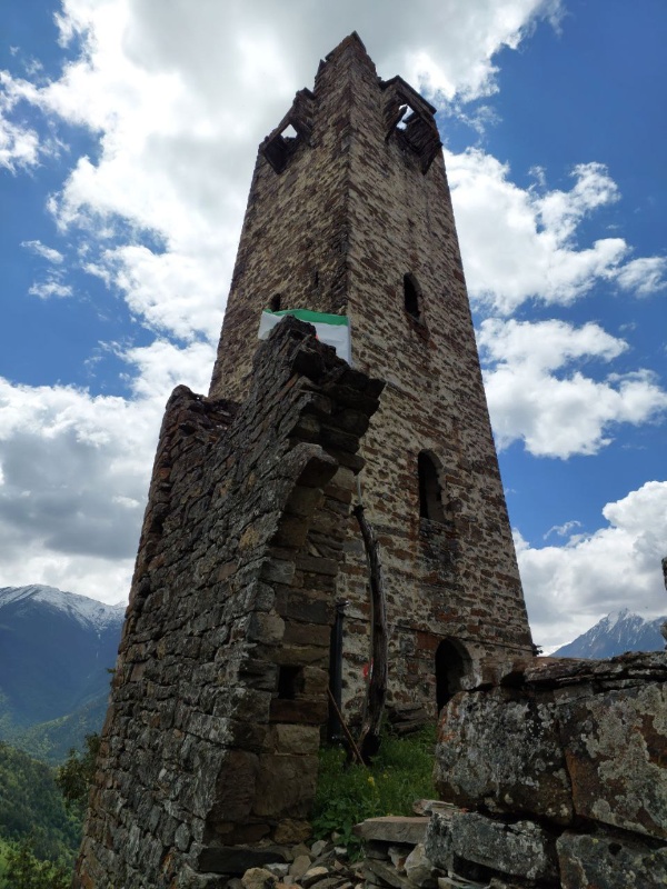 Специалисты Джейрахско-Ассинского музея-заповедника, совместно со специалистами "АСМ Групп" взошли на один из самых труднодоступных башенных комплексов в горной Ингушетии -  "Башни двух жен".

В результате работ размечены 2 боевых и 1 жилая башни, а также 1 склеп и 1 стела. Все башни находятся в аварийном состоянии.

Партнеры проекта - Благотворительные фонды "САФМАР" и "Возрождение"