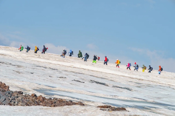 «Эльбрус» растёт вверх: Кавказ.РФ развивает альпинистское направление курорта.

В Москве состоялась конференция «Актуальные вопросы безопасности в приключенческом туризме России». С докладом от института развития выступил советник генерального директора Алексей Елин. Мероприятие собрало ключевых участников отрасли: управляющих курортами, горных гидов, альпинистов, спасателей, представителей страховых и ассистанс-компаний.

Конференция направлена на создание более безопасной и устойчивой среды для приключенческого туризма в России и обмена опытом между отраслями. Первую часть организаторы посвятили докладам, вторую — нетворкингу экспертов для проработки ключевых тезисов. По итогам работы организаторы объявили о решении сделать конференцию ежегодной.

Основную часть повестки занял Кавказ — регион, где сосредоточены практически все высочайшие вершины страны, включая Эльбрус. Алексей Елин рассказал о ходе модернизации курорта «Эльбрус»: что сделано и что в планах на ближайшие годы. Он отметил, что курорт не занимается восхождениями напрямую, однако де-факто поддерживает альпинистское направление: предоставляет инфраструктуру в виде канатных дорог и высокогорного отеля «Липрус», строит альпгородок на высоте 3 900 метров и восстанавливает легендарную высокогорную гостиницу «Приют 11» на отметке 4 100 метров. Кроме того, команда курорта продвигает историческое наследие места — именно здесь в 30-е годы прошлого века зарождался советский альпинизм.

Участники конференции отдельно отметили работу спасательной службы «Эльбруса». Помимо обеспечения безопасности на горнолыжных трассах, спасатели курорта в экстренных ситуациях подключаются к операциям на горе совместно с Эльбрусским высокогорным поисково-спасательным отрядом МЧС. Также обсуждались недавние вертолётные эвакуации альпинистов со стен Шхельды и Безенги — случаи, подтверждающие критическую важность профессиональной спасательной работы в высокогорье, наличие соответствующей техники и оборудования, необходимость оформления полиса добровольного страхования со спортивными рисками.

Отдельной темой обсуждения стали вопросы введения системы пермитов, страхования восходителей и организации спасательных пунктов на северной стороне Эльбруса. Эту работу команда Кавказ.РФ ведёт совместно с Минэкономразвития России, национальным парком «Приэльбрусье» и Правительством Кабардино-Балкарии.

«К следующему альпсезону вместе с профессиональным сообществом намерены проработать систему допуска на маршруты и страхование — это вопросы, которые давно назрели. Но подходим к этому взвешенно. Для нас важно, чтобы любые нововведения были обоснованы и не создавали барьеров для отрасли», — отметил Алексей Елин.

Организатором конференции стал онлайн-сервис по страхованию путешественников «Сейв Про Лайф». С докладами также выступили представители Ассоциации горных гидов России, Федерации альпинизма России, МЧС, туроператоры «АльпИндустрия-Тур» и «Эльбрус Эксперт», вертолётная компания «Хелиэкшн», горный клуб «УАЛ», компания-ассистанс «Савитар Груп», клуб путешествий «Гребни». 