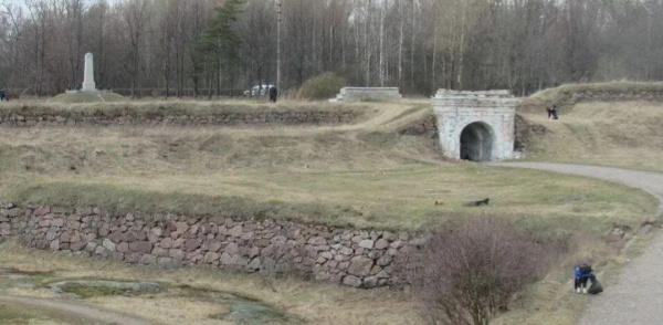 В Выборге продолжается реставрация Фридрихсгамских и Равелинных ворот Аннинских укреплений. Работы планируется завершить уже этой осенью.

Аннинские укрепления - бастионная крепость, уникальный памятник русского оборонного зодчества, расположенный на острове Линнасаари. Возведение укреплений началось в 1731 году по проекту генерал-майора де-Кулона. После его кончины в 1735 году завершал строительство Христофор Миних. Укрепления имеют форму короны-дуги, откуда и произошло название Анненкрон и Крон-Санкт-Анна.