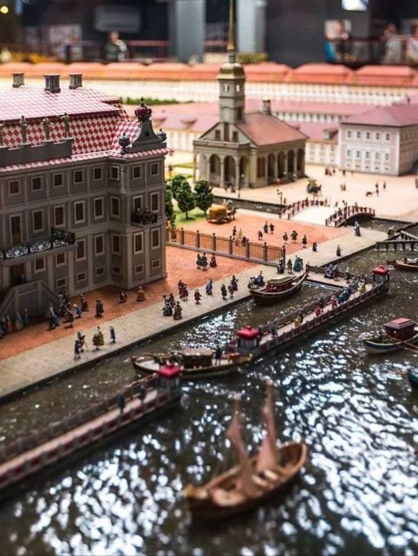 Представьте, что вы отправились на вертолетную экскурсию над городом и теперь можете взглянуть на исторический Петербург и его пригороды с высоты... Именно такое ощущение появляется у многих при посещении уникального макета "Петровская акватория".

Пока гости осматривают миниатюру города, вокруг сменяются времена года и время суток, что создает полный эффект погружения в жизнь северной столицы.

Создание макета не без участия архитекторов "АСМ Групп".