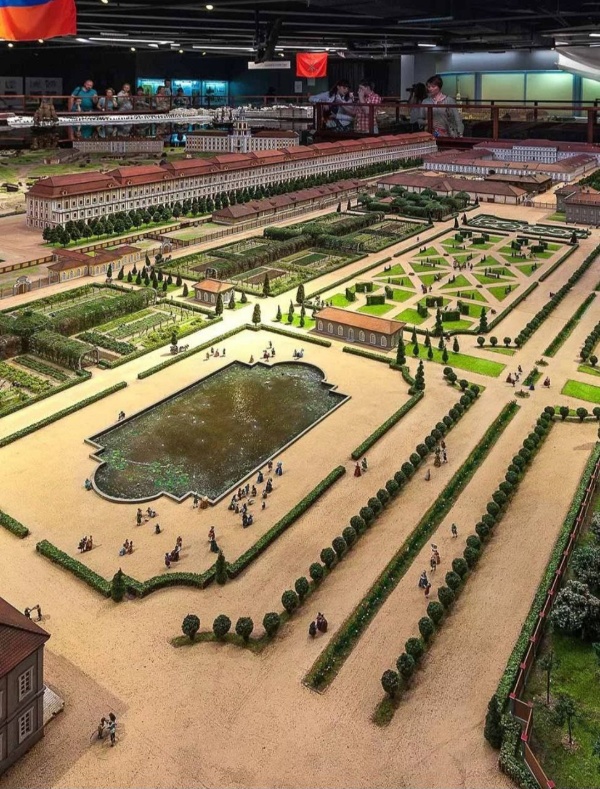 Представьте, что вы отправились на вертолетную экскурсию над городом и теперь можете взглянуть на исторический Петербург и его пригороды с высоты... Именно такое ощущение появляется у многих при посещении уникального макета "Петровская акватория".

Пока гости осматривают миниатюру города, вокруг сменяются времена года и время суток, что создает полный эффект погружения в жизнь северной столицы.

Создание макета не без участия архитекторов "АСМ Групп".