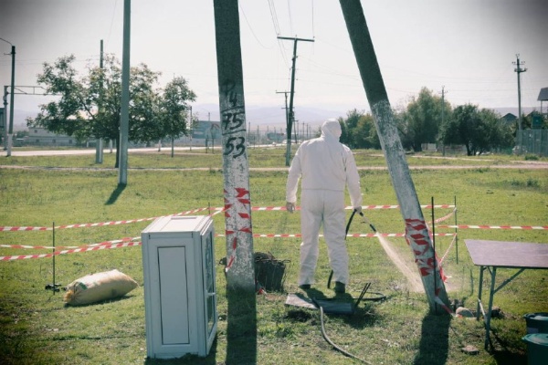 На территории с.п. Троицкое Сунженского района прошли межрегиональные учения по локализации и ликвидации условного очага ящура. Мероприятие организовано государственной ветеринарной службой РИ совместно с Управлением ветеринарии Чеченской Республики.

В учениях приняли участие специалисты ветеринарных служб Кабардино-Балкарской, Карачаево-Черкесской республик и Северной Осетии-Алания, а также представители Администрации Сунженского района, Россельхознадзора, Роспотребнадзора, МЧС и ОГИБДД.

Основная цель — отработка практических действий по локализации очага болезни, включая развертывание мобильного санитарного пропускника, отбор и доставку биологических проб в лабораторию, использование дезинфекционной техники и средств индивидуальной защиты, а также межведомственное взаимодействие при угрозе распространения особо опасных заболеваний животных.

В ходе учений специалисты отработали весь алгоритм действий: организацию ликвидационных мероприятий, работу техники и оборудования, взаимодействие различных служб и ведомств. Мероприятие позволило повысить готовность ветеринарной службы и органов власти к быстрому и эффективному реагированию на эпизоотические угрозы.