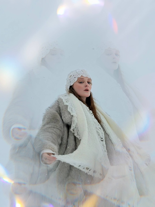 На Мамисоне прошёл первый мастер-класс «Мастерской медленной жизни» — съемка  концептуальной фотографии с Радой Садыговой. 

Собрались 20 участников из Владикавказа, Нальчика, Пятигорска, Грозного, Махачкалы и даже Санкт-Петербурга. 

У каждого был свой маршрут к горам и фотографии.
Татьяна из Петербурга приехала в свой день рождения — ради нового опыта. Гульшат с мужем: он кататься, а она выдохнуть. 

Среди участников — и профессиональные фотографы, и те, кто снимает только на телефон. Объединило одно — желание видеть и чувствовать больше.

«Перезагрузка, замедление и творческий заряд — всё случилось. Когда фотографируешь, ты будто вне времени», — делятся участники.

Мощный старт — и это только начало. Мастерские будут проходить каждую субботу: зины, наброски, литературные встречи — всё про внимание и процесс.