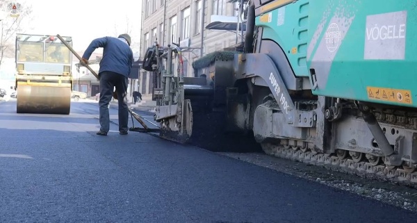 В этом году в Назрани обновили более 15 км дорог – это больше 15 улиц.

Самый масштабный проект – ремонт 5-километровой улицы Алханчуртская, которая соединяет три округа. 

Жители ждали этого больше 10 лет, и наконец, муниципалитет взял на себя эти обязательства. 

Работы прошли в три этапа: замена водопроводной трубы, капитальный ремонт дорожного полотна и нанесение разметки.