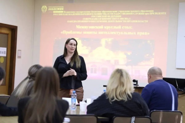 Состоялось заседание межвузовского круглого стола по теме «Проблемы защиты интеллектуальных прав».

Мероприятие объединило представителей ведущих юридических центров региона для анализа правовых вызовов в условиях цифровой трансформации.

Участники погрузились в детальное изучение как классических, так и новаторских граней интеллектуального права. В центре дискуссии оказались вопросы совершенствования Гражданского кодекса, тонкости защиты товарных знаков и правовые дилеммы будущего. 

Конструктивный диалог экспертов и молодых исследователей позволил определить приоритетные направления научной деятельности на 2026 год.