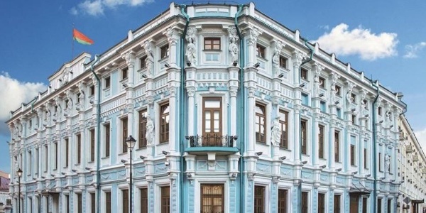 В Москве на улице Маросейка, 17/6 началась реставрация обьекта культурного наследия федерального значения "Усадьба Румянцева-Задунайского.

Усадебный дом был построен в 1782 году в стиле эклектики с элементами классицизма и барокко. Вопрос об авторстве до сих пор остается открытым - по мнению некоторых экспертов, оно принадлежит Матвею Казакову, по версии других - Василию Баженову. В 1793 году хозяином дома стал полководец генерал-фельдмаршал Петр Румяцев-Задунайский, прославившийся в период Семилетней и Русско-турецкой войн. Современный облик особняк приобрел к 1880-м годам, когда архитектор Георгий Кайзер дополнил его фасад декором, в частности, скульптурами с лирами. 

В советское время усадьбу передали под представительство Белорусской ССР.