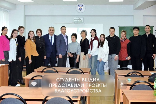 В селе Эльхотово прошла встреча с участием главы села Э.Ш. Гутиева, представителей администрации и студентов ВШДИА ПГУ.

Молодые архитекторы представили инновационные проекты благоустройства центральных улиц. Среди предложений – создание прогулочной набережной с зонами отдыха и озеленением, а также модернизация общественных пространств с элементами современной архитектуры.

Представленные идеи стали шагом к созданию комфортной среды для жителей села.